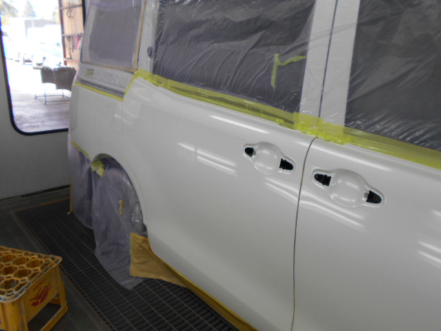 新型ヴォクシー　パールホワイト　傷修理、塗装7