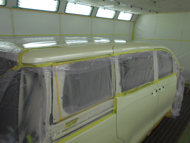 新型ヴォクシー　パールホワイト　傷修理、塗装9