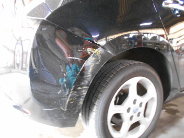 日産リーフ バックして低いポールに接触 板金塗装修理のベイトゥリー 千葉市緑区にある車修理の鈑金屋