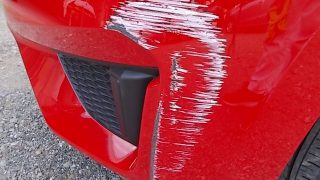 赤 フロントバンパー 汚れ傷あり 鹿と接触して破損したキャンディレッドボディのトヨタRAV4を修理