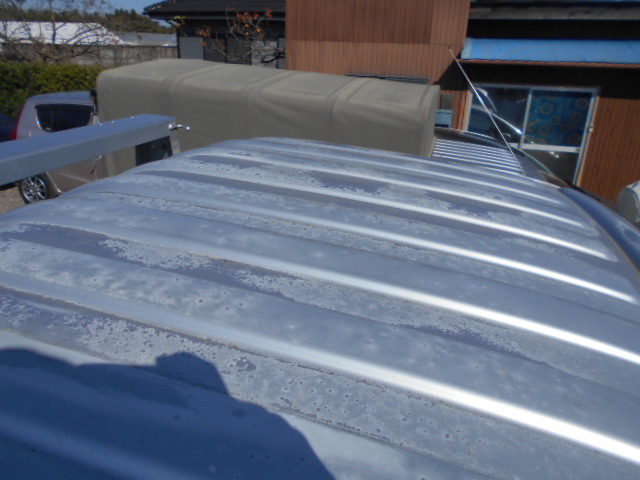 ルーフのクリアー塗装 シルバー色の色剥げ 修理塗装 板金塗装修理のベイトゥリー 千葉市緑区にある車修理の鈑金屋